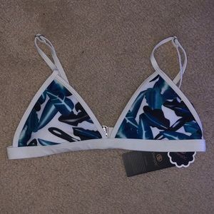Bikini top with blue leaf pattern